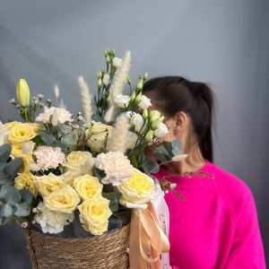 Сливочная композиция в плетенном кашпо